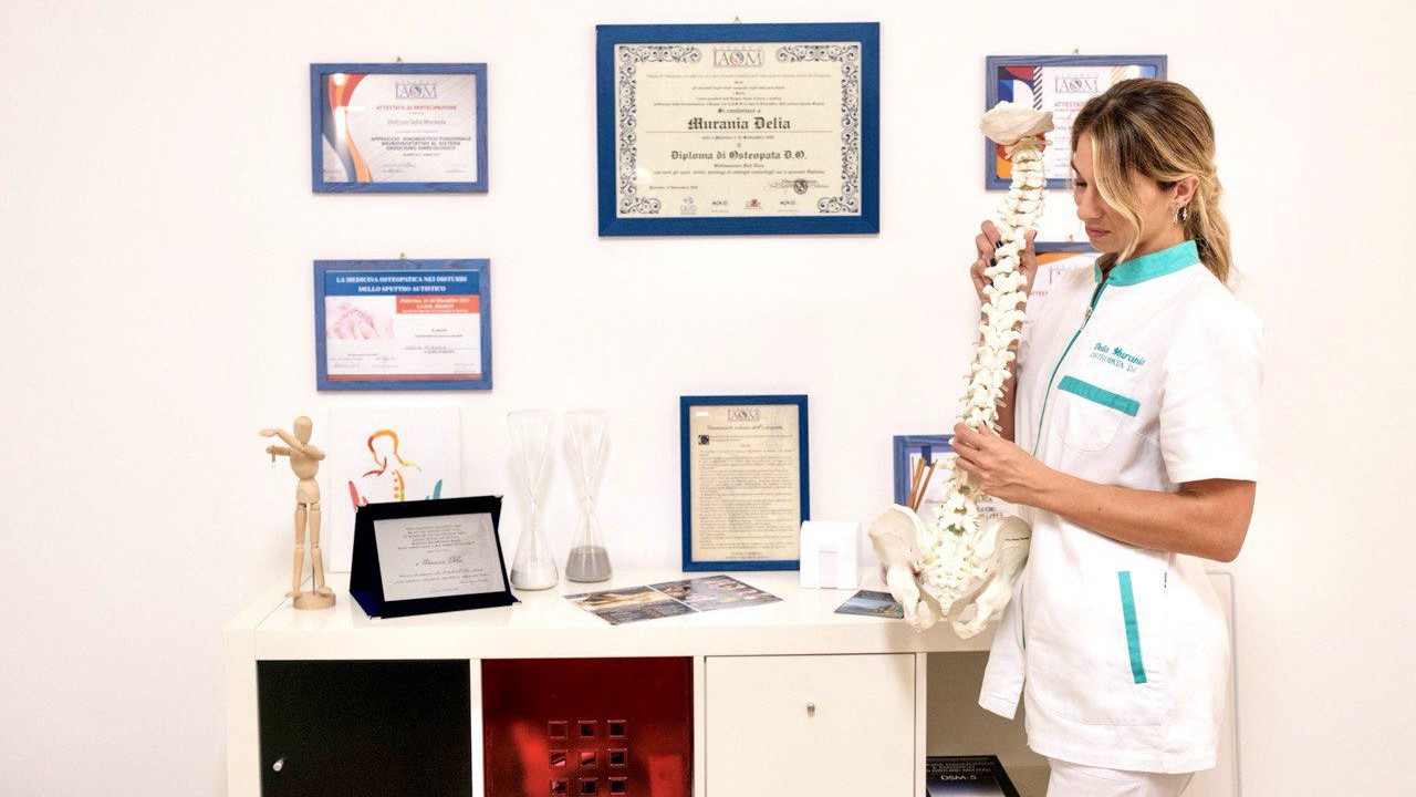 Delia Murania con i suoi diplomi e attestati